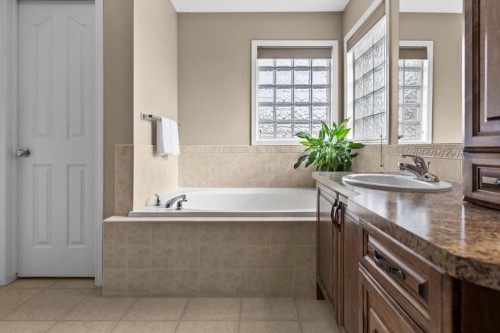 800 Prestwick Circle Se, Calgary, AB - Indoor Photo Showing Bathroom