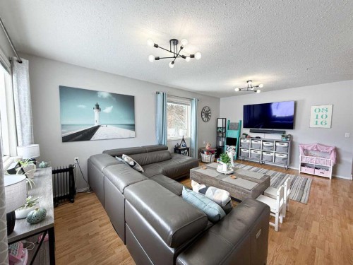 4701 49 Street, Olds, AB - Indoor Photo Showing Living Room