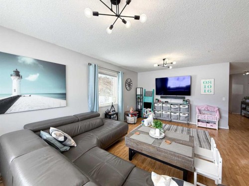 4701 49 Street, Olds, AB - Indoor Photo Showing Living Room