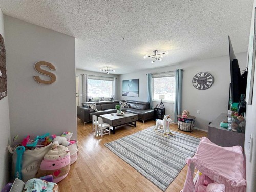 4701 49 Street, Olds, AB - Indoor Photo Showing Living Room