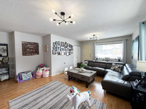 4701 49 Street, Olds, AB - Indoor Photo Showing Living Room
