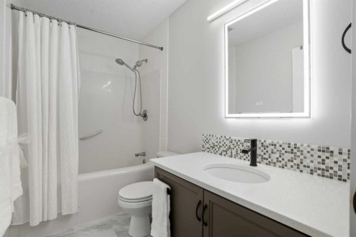 270 Everoak Drive Sw, Calgary, AB - Indoor Photo Showing Bathroom