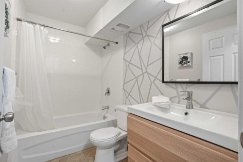 270 Everoak Drive Sw, Calgary, AB - Indoor Photo Showing Bathroom