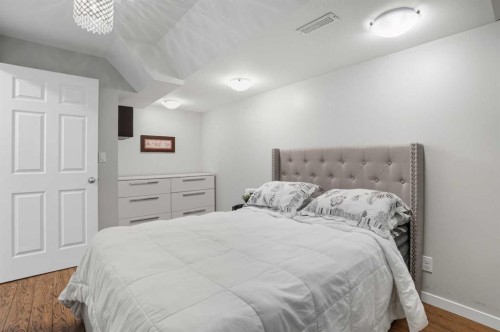 270 Everoak Drive Sw, Calgary, AB - Indoor Photo Showing Bedroom