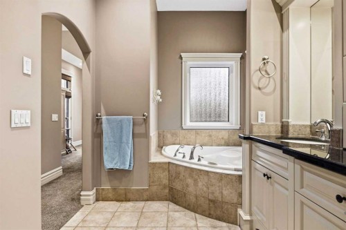 140 Gleneagles Landing, Cochrane, AB - Indoor Photo Showing Bathroom