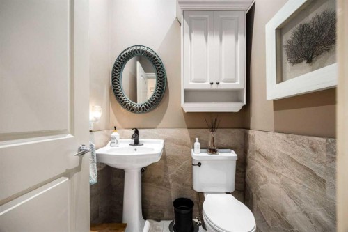 140 Gleneagles Landing, Cochrane, AB - Indoor Photo Showing Bathroom