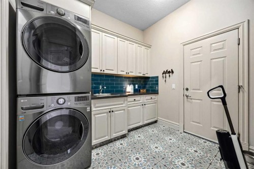 140 Gleneagles Landing, Cochrane, AB - Indoor Photo Showing Laundry Room