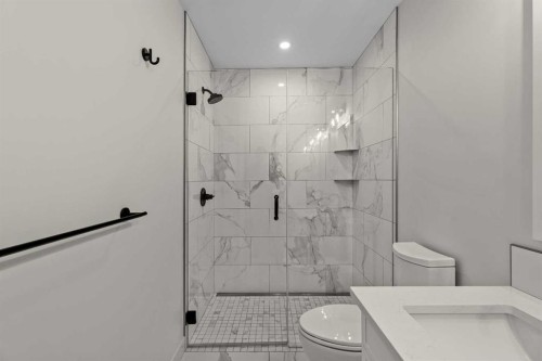 402-1315 Spring Creek Gate, Canmore, AB - Indoor Photo Showing Bathroom