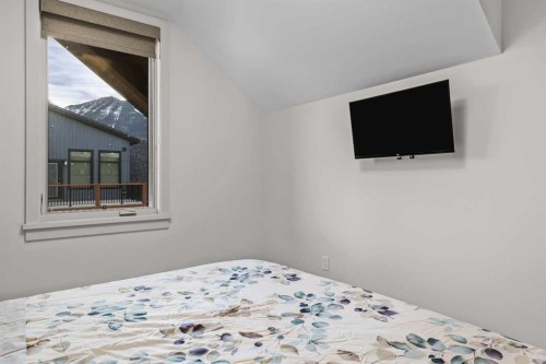 402-1315 Spring Creek Gate, Canmore, AB - Indoor Photo Showing Bedroom