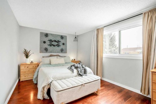 71 Strathcona Crescent Sw, Calgary, AB - Indoor Photo Showing Bedroom