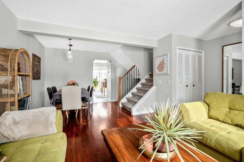 71 Strathcona Crescent Sw, Calgary, AB - Indoor Photo Showing Living Room
