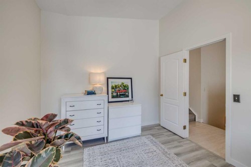 10 Somerside Manor Sw, Calgary, AB - Indoor Photo Showing Other Room