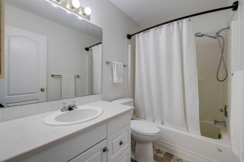 10 Somerside Manor Sw, Calgary, AB - Indoor Photo Showing Bathroom