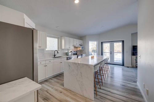 10 Somerside Manor Sw, Calgary, AB - Indoor Photo Showing Kitchen