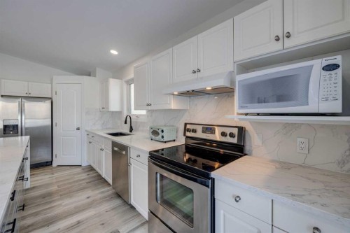 10 Somerside Manor Sw, Calgary, AB - Indoor Photo Showing Kitchen With Upgraded Kitchen