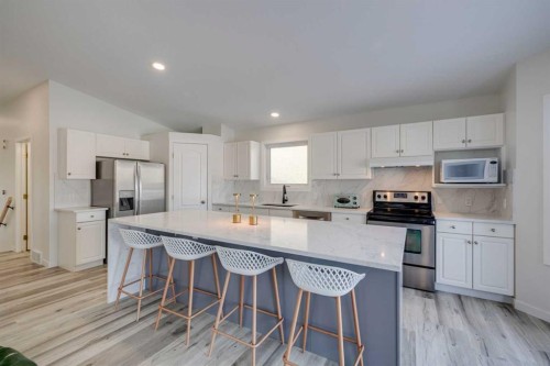 10 Somerside Manor Sw, Calgary, AB - Indoor Photo Showing Kitchen With Upgraded Kitchen