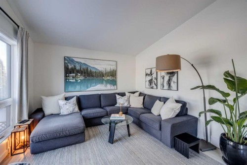 10 Somerside Manor Sw, Calgary, AB - Indoor Photo Showing Living Room