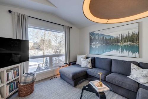 10 Somerside Manor Sw, Calgary, AB - Indoor Photo Showing Living Room