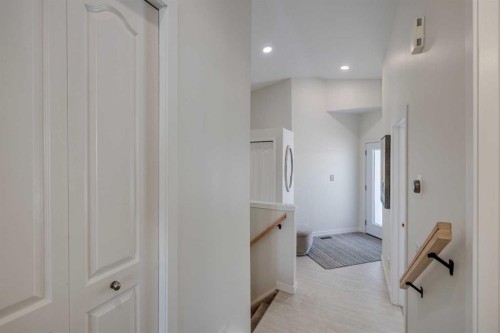 10 Somerside Manor Sw, Calgary, AB - Indoor Photo Showing Other Room