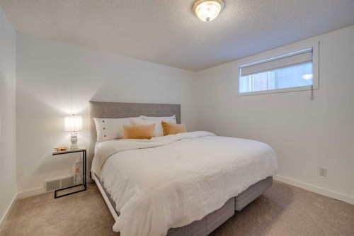 10 Somerside Manor Sw, Calgary, AB - Indoor Photo Showing Bedroom