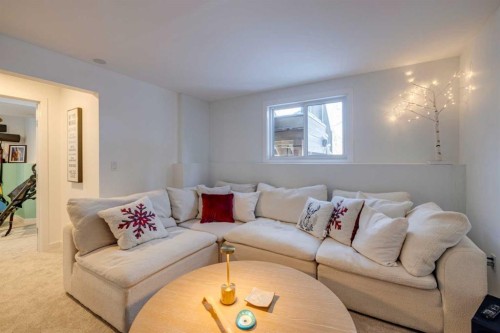 10 Somerside Manor Sw, Calgary, AB - Indoor Photo Showing Living Room