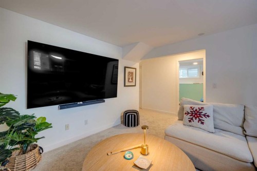 10 Somerside Manor Sw, Calgary, AB - Indoor Photo Showing Living Room
