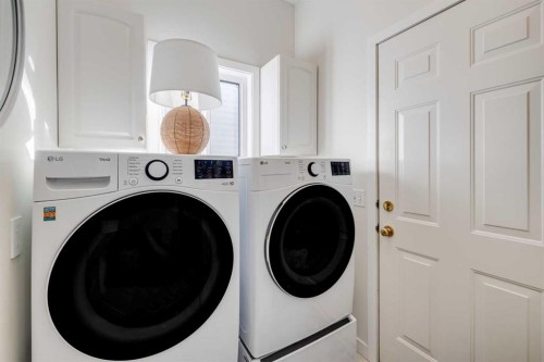 10 Somerside Manor Sw, Calgary, AB - Indoor Photo Showing Laundry Room