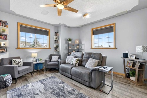 61 Somerset Crescent Sw, Calgary, AB - Indoor Photo Showing Living Room