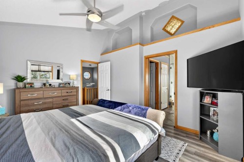 61 Somerset Crescent Sw, Calgary, AB - Indoor Photo Showing Bedroom