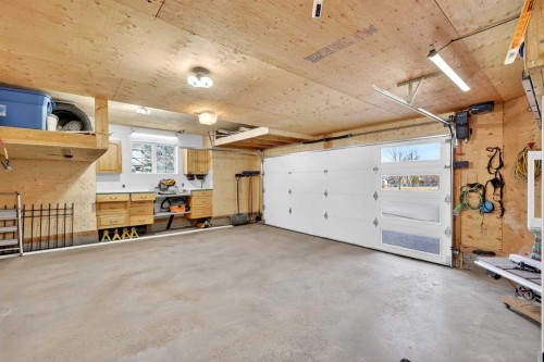 61 Somerset Crescent Sw, Calgary, AB - Indoor Photo Showing Garage