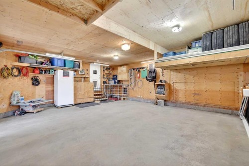 61 Somerset Crescent Sw, Calgary, AB - Indoor Photo Showing Garage