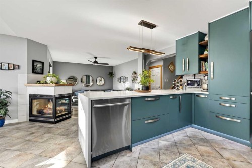 61 Somerset Crescent Sw, Calgary, AB - Indoor Photo Showing Kitchen