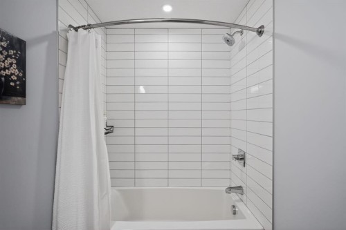 105-55 Wolf Hollow Crescent Se, Calgary, AB - Indoor Photo Showing Bathroom