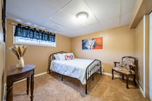 959 Ranchview Crescent Nw, Calgary, AB - Indoor Photo Showing Bedroom