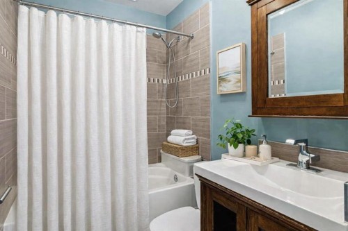 5415 Centre A Street Ne, Calgary, AB - Indoor Photo Showing Bathroom