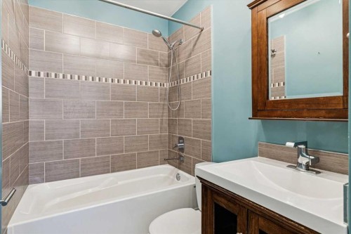 5415 Centre A Street Ne, Calgary, AB - Indoor Photo Showing Bathroom