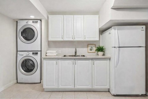 5415 Centre A Street Ne, Calgary, AB - Indoor Photo Showing Laundry Room