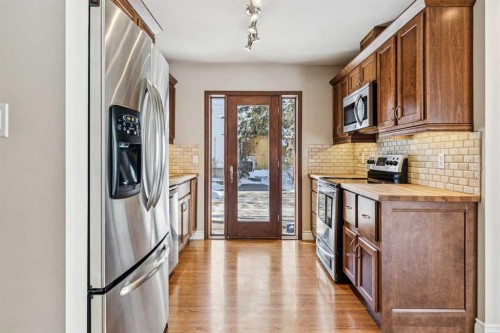 5415 Centre A Street Ne, Calgary, AB - Indoor Photo Showing Kitchen With Stainless Steel Kitchen
