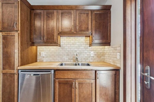 5415 Centre A Street Ne, Calgary, AB - Indoor Photo Showing Kitchen With Double Sink