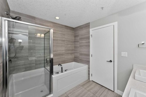 1414-95 Burma Star Road Sw, Calgary, AB - Indoor Photo Showing Bathroom
