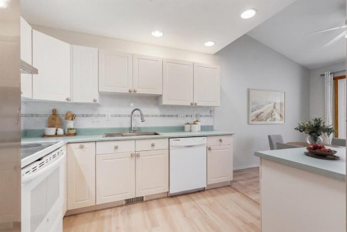 36 Del Monica Villas Ne, Calgary, AB - Indoor Photo Showing Kitchen