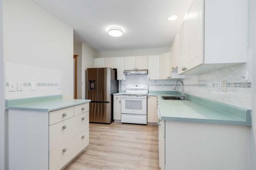 36 Del Monica Villas Ne, Calgary, AB - Indoor Photo Showing Kitchen