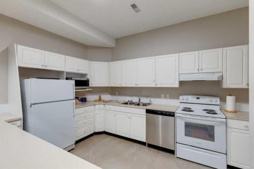 36 Del Monica Villas Ne, Calgary, AB - Indoor Photo Showing Kitchen With Double Sink