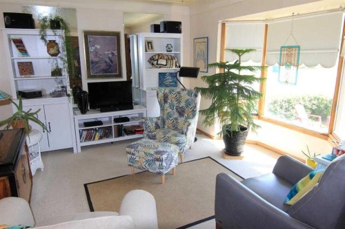 7504 39 Avenue Nw, Calgary, AB 