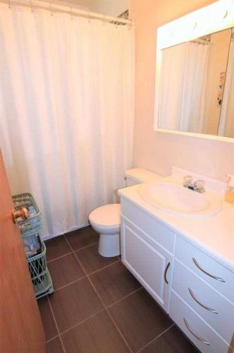 7504 39 Avenue Nw, Calgary, AB 