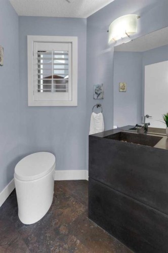 448 13 Street Nw, Calgary, AB - Indoor Photo Showing Bathroom