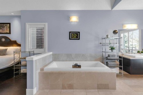 448 13 Street Nw, Calgary, AB - Indoor Photo Showing Bathroom