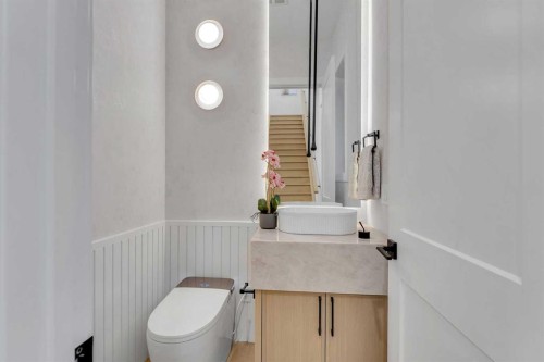 1727 19 Avenue Nw, Calgary, AB - Indoor Photo Showing Bathroom