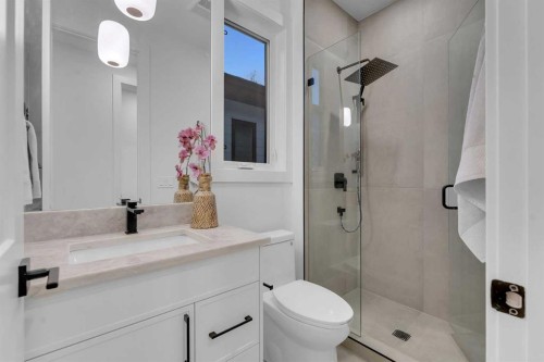 1727 19 Avenue Nw, Calgary, AB - Indoor Photo Showing Bathroom