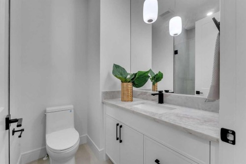 1727 19 Avenue Nw, Calgary, AB - Indoor Photo Showing Bathroom
